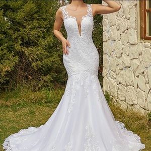 BRAND NEW!!! NEVER BEEN WORN WEDDING DRESS